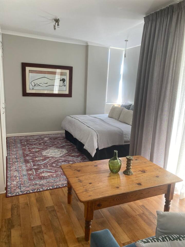 To Let 1 Bedroom Property for Rent in Sea Point Western Cape